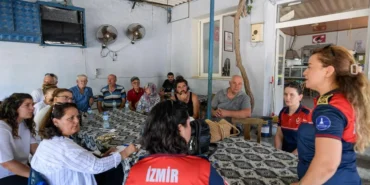 izmirli-baba-ve-kizi-yanginlara-karsi-omuz-omuza-mucadele-ediyor-9bAHecD5.webp