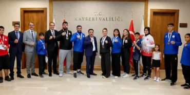 vali-cicek-balkan-sampiyonu-erva-sporcularini-makaminda-agirladi-5IeAlzsJ.webp