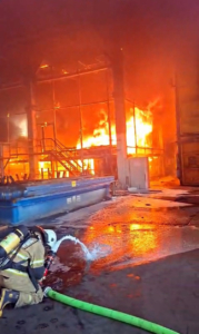 izmirde-alosbideki-fabrika-yangini-kontrol-altinda-0-2M4VrKCQ.jpeg