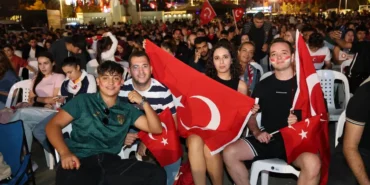 kocaeli-kent-meydaninda-yer-gok-kirmizi-beyaz-zvyN9XQ6.webp