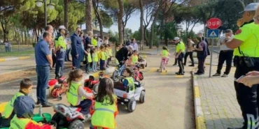 aydin-nazillide-minik-trafik-dedektifleri-is-basinda-IEtZUlHJ.webp