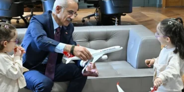 bakan-uraloglu-minik-misafirlerini-agirladi-jPDkhD4h.webp