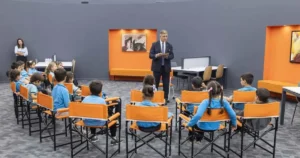 baskan-tugay-izmirli-cocuklara-hikaye-okudu-wywJdFXB.webp