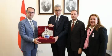 bursa-kanserle-savas-derneginden-bakan-memisogluna-ziyaret-KXtQacWk.webp