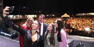 bursa-osmangazide-cumhuriyet-coskusu-zirvede-zeynep-bastik-sarkilariyla-isitti-nwMyYiOK.webp