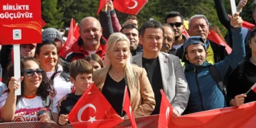 bursa-uludagda-yuzlerce-kisi-cumhuriyetin-izinde-MZme47S3.webp