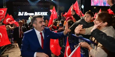bursa-yildirimda-cumhuriyet-coskusu-YjNajPFD.webp