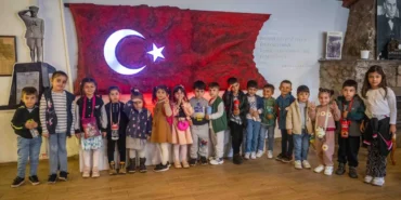 cocuklar-ve-kadinlar-cumhuriyet-ruhu-ile-belkahvede-bulustu-TvkdB9Ql.webp