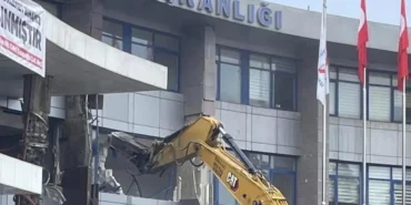 duzce-belediyesi-binasinin-yikimi-tepki-cekti-VPVI3NBp.webp