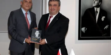 emekli-buyukelciden-ekonomi-muhabirlerine-protokol-dersi-QwZ3CK2c.webp