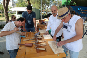 izmir-karabaglarda-ahsap-oymaciligi-yeniden-hayat-buluyor-0-YJpTTcPA.jpeg