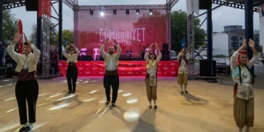 izmirde-cumhuriyet-coskusu-kirazda-v3Vk5lRY.webp
