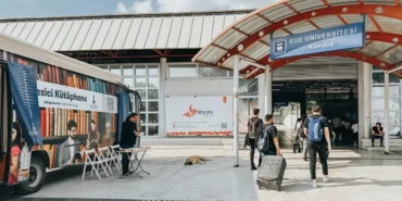 izmirde-gezici-kutuphane-ege-universitesi-metro-duraginda-zagq3wM3.webp