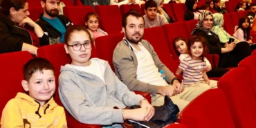 kocaeli-gebzede-minikler-sinema-keyfi-yasadi-pLR6S7cw.webp