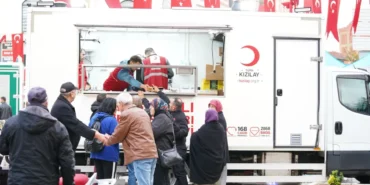 turk-kizilay-sindirgida-depremzedelerin-yaninda-2RqF7RUe.webp