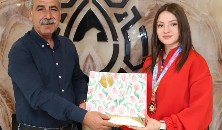 artuklu-belediye-esbaskani-mardinli-turkiye-sampiyonu-sporcuyu-agirladi-BeHeWVdi.webp