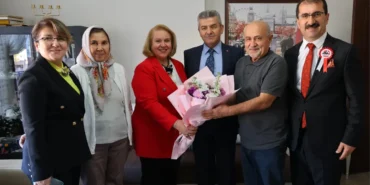 artvin-valisi-ergunden-emekli-ogretmene-anlamli-ziyaret-RPiQLbGZ.webp