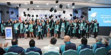 btude-lisansustu-mezuniyet-coskusu449-ogrenci-kep-atti-biyNQ8br.webp