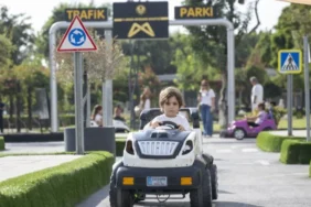 cocuklar-trafik-parkina-akin-etti-8865FKOp.webp