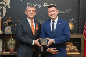 deniz-karafazli-chp-genel-baskani-ozgur-ozeli-ziyaret-etti-93sKbKdm.webp