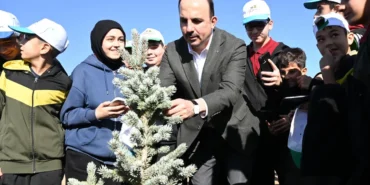 konyada-baskan-altay-ogrencilerle-birlikte-fidan-dikti-kT73DX2K.webp