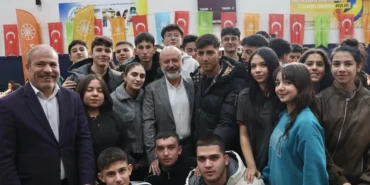 ahmet-colakbayrakdardan-genclerle-coskulu-bulusma-iwfu2DOa.webp