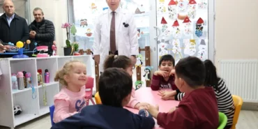 bursada-baskan-erkan-aydin-cocuklara-meslegini-tanitti-7Z9xUfjM.webp