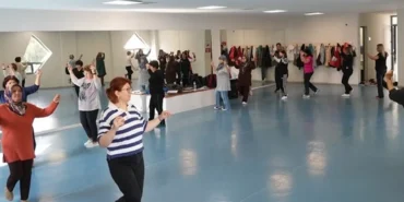 denizlide-akadinlara-zeybek-kursu-basladi-FRbXcawV.webp