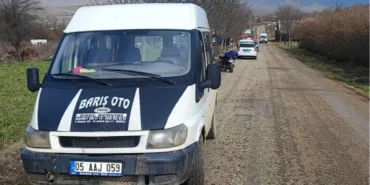 bilecik-pazaryerinde-motosiklet-ile-minibus-carpisti-4RjY7MWt.webp