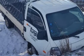 buzlanma-kazaya-yol-acti-kamyonet-tarlaya-uctu-1-yarali-pkMk9i9F.webp