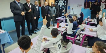 golcukte-baskan-sezer-ogrencilerin-karne-heyecanina-ortak-oldu-vnxsPDT3.webp
