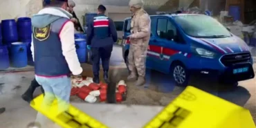izmirde-dev-uyusturucu-darbesi-55-milyon-haplik-hammadde-ele-gecirildi-Ijqrc9G7.webp