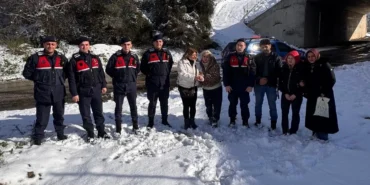 yilin-ilk-kurtarma-operasyonu-bursa-jandarmadan-kestelde-donmak-uzere-olan-aile-kurtarildi-lvDXSRVd.webp
