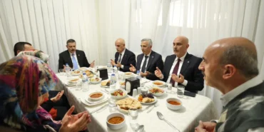 bakan-ciftci-depremzede-aileyle-iftar-yapti-qkEilVeE.webp