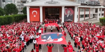 bursali-ogrencilerden-anlamli-mesaj-1000-yurek-1000-bayrak-yer-gok-kirmizi-beyaz-YIbsG5Pq.webp