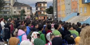 duzcede-okullarda-ilk-derste-saygi-durusu-1slYH9aQ.webp