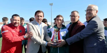 konya-karatay-u16-takimi-sampiyonluk-kupasini-kaldirdi-7UeVaXW4.webp