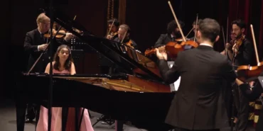 12-yasindaki-piyanist-iki-konserle-sahnede-WOzVdJDE.webp