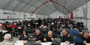 450-bin-kisi-iftar-sofrasinda-bulustu-vtJ17bzT.webp