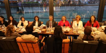 artvin-valisi-ergun-kadin-personellerle-iftarda-bulustu-VZ19gN5Z.webp