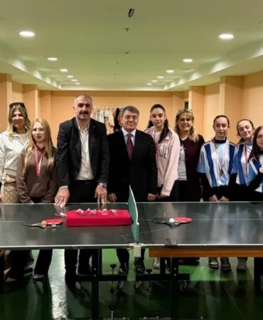 bursa-mudanyada-masa-tenisinde-sampiyon-ahmet-rustu-anadolu-lisesi-5A6rMeGg.webp