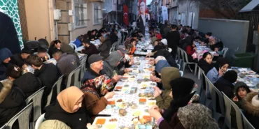 bursa-osmangazide-iftar-sofrasi-dolup-tasti-E1qLJmkl.webp