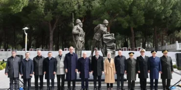 canakkale-sehitleri-geliboluda-anildi-yMJ78Xuj.webp