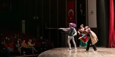 don-kisot-izmirli-minik-izleyicileri-buyuledi-zDwXqI2m.webp