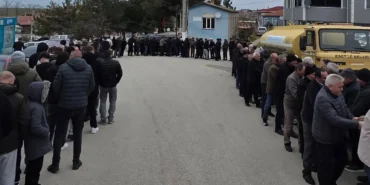 ipsalada-asirlik-gelenek-metrelerce-uzayan-bayramlasma-kuyrugu-n84jFAkE.webp