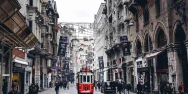 istanbul-caddelerindeki-ziyaretci-trafigi-turistle-ayriliyor-alisveris-caddeleri-raporu-yayimlandi-TmecX7gK.webp