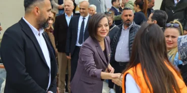 izmir-karabaglar-belediyesi-bayramlasti-4QSiGeUJ.webp