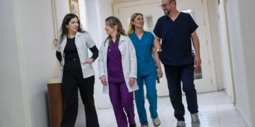 izmirde-dogduklari-hastanede-sifa-dagitiyorlar-7tyhpHae.webp