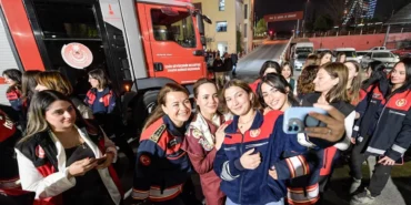 izmirde-zorlu-meslegin-kahramanlari-ile-eshot-bulusmasi-hxFiceUm.webp