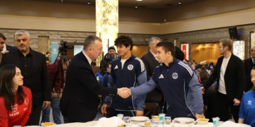 kocaelide-baskan-buyukakin-basarili-sporcularla-iftar-yapti-HiP1ecNq.webp